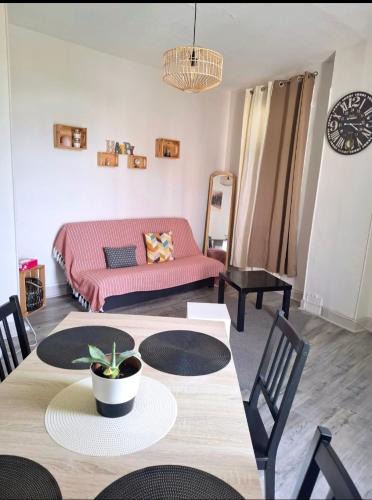 Fourchambault Apartment | T2 lumineux avec terrasse privée et parking gratuit