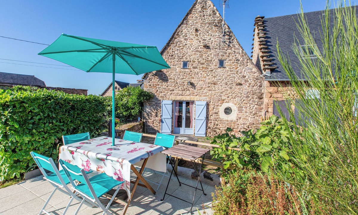 Correze Cottage | Typical thatched cottage of stone within landscapes of Corrèze