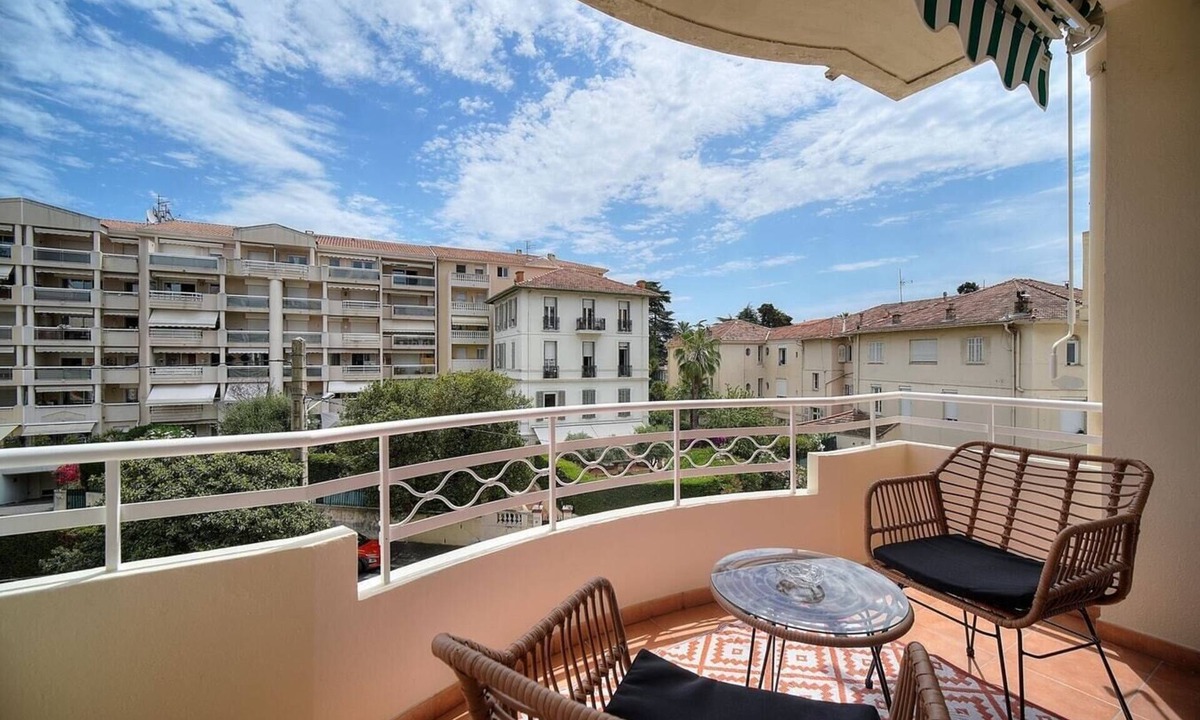 Carnot Apartment | Upstays Terrace 80m² Apartment Carnot