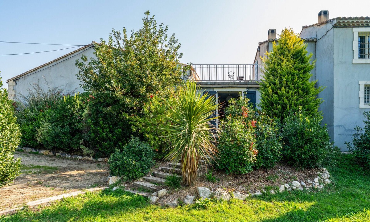 Eyragues House | Vacation Home 'Rooftop Terrace in Provence' with Private Terrace, Pool, Wi-Fi & AC