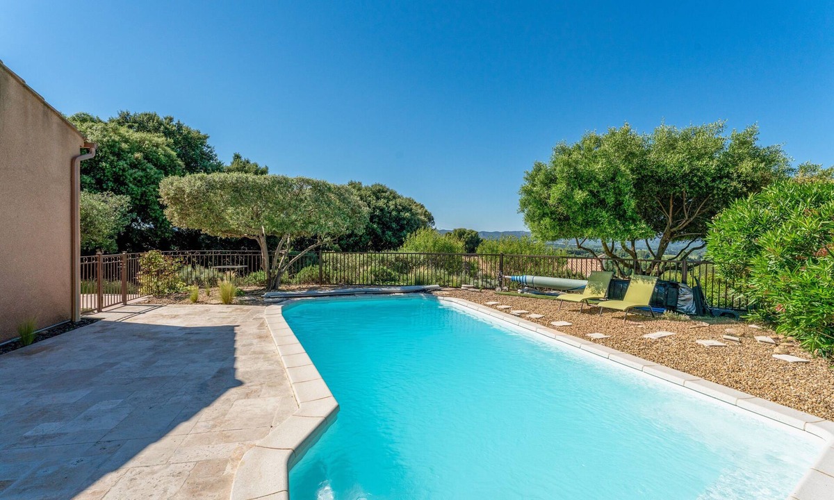 Eyragues House | Villa 'Maison Avec Piscine Eyrargues 6p' with Mountain View, Private Pool and Wi-Fi