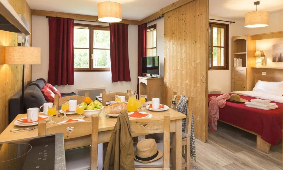 Saint-Sorlin-d'Arves Apartment | Wifi, 100m from shops, swimming pool, balcony, parking, tv, ski locker, 68m², Saint Sorlin d'Arves