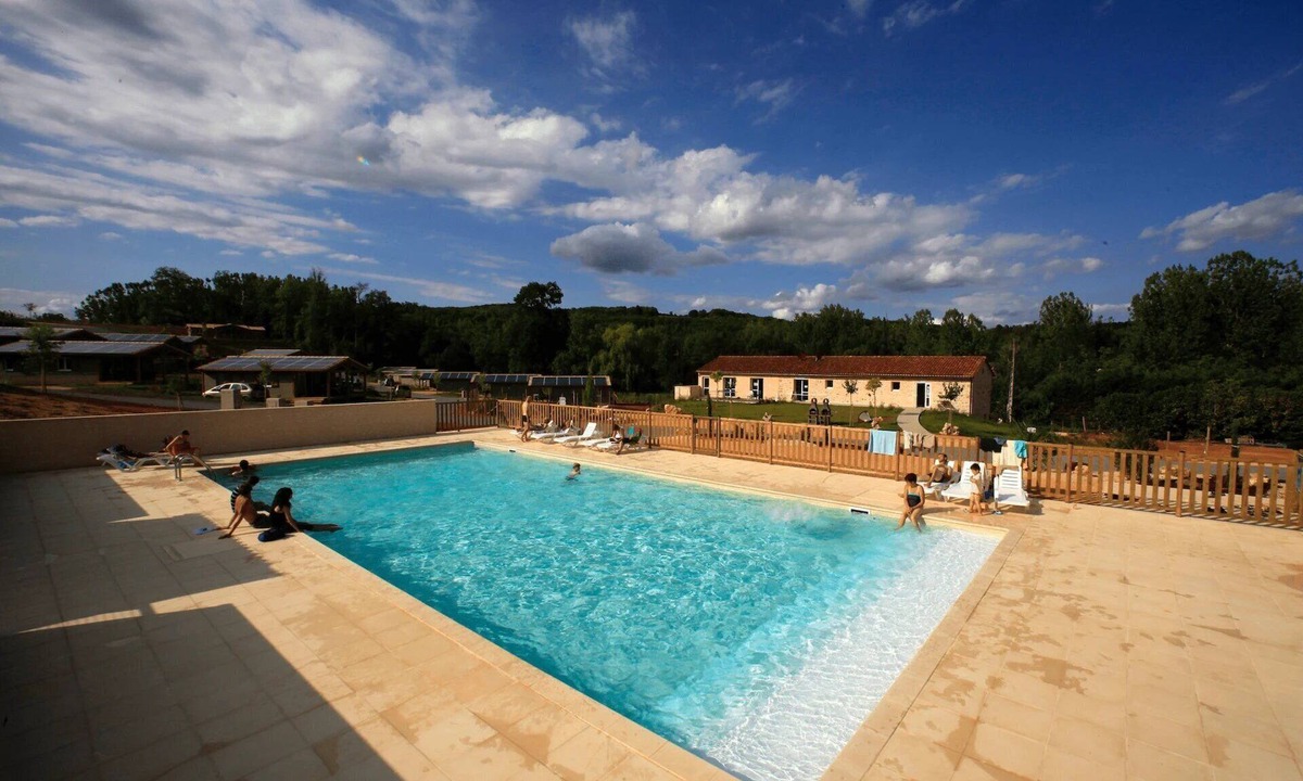 Marminiac Ski Chalet | ZEcamping 3 étoiles chiens acceptés piscine chauffée à flanc de colline