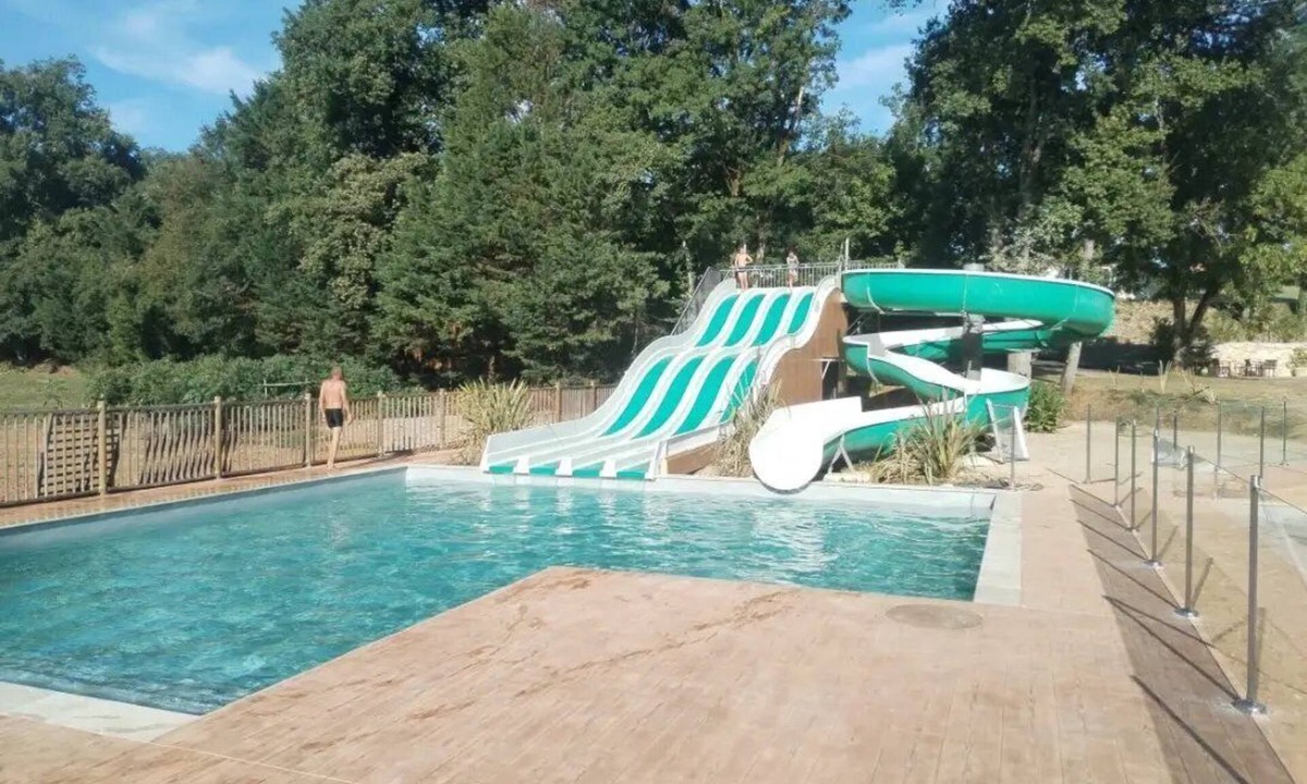 Soturac House | ZEcamping 3 étoiles parc aquatique toboggans pet friendly locatif TV 32m2