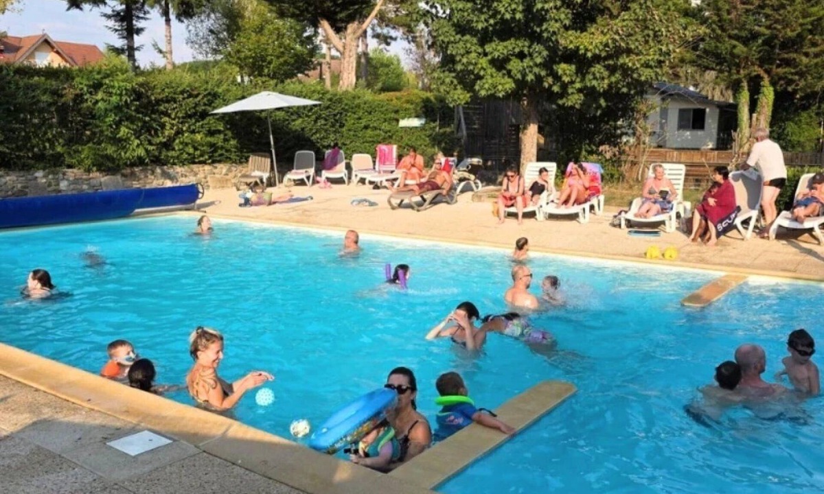 Messery House | ZEcamping 3* piscine locatif TV BBQ clim 33m2 6 pers