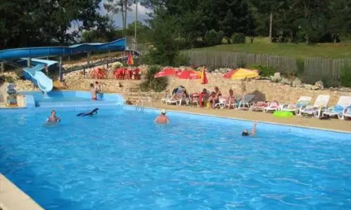 Salles Ski Chalet | ZEcamping 4 étoiles animé parc aquatique locatif TV LV BBQ 35m2