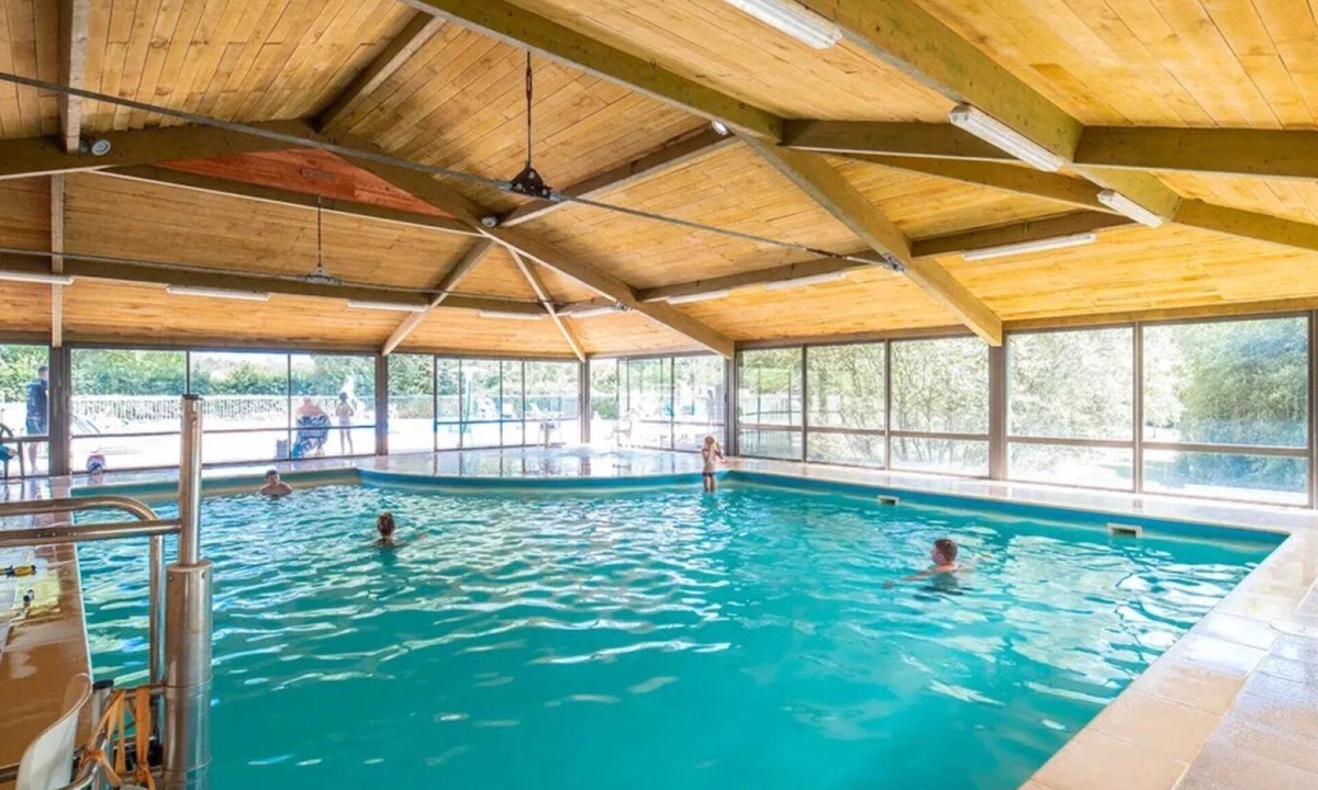Pressignac House | ZEcamping 4 étoiles piscine couverte locatif TV