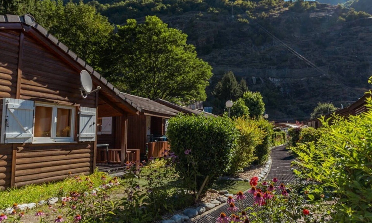 Le Bourg-d'Oisans Ski Chalet | ZEcamping 4* piscine chauffée club enfant locatif TV BBQ 35m2 5 pers
