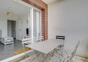 Biscarrosse Beach: Modern 2-BR Apt, Near Center, Walk to Ocean, Parking, Terrace
