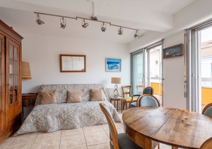 "Downtown Arcachon - T2 Apt w/Balcony, Parking, Steps to Beach, Shops & Train"