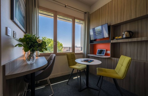 Part Dieu - Bir Hakeim Apartment | À deux pas de la Gare de la Part-Dieu | Piscine
