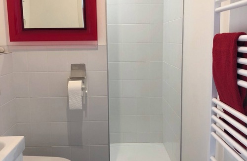 Charnay-les-Macon Apartment | Élégant Appartement Contemporain Dans une Authentique Maison de Vigneron