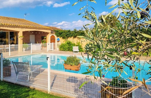 Arles House | 10 km from Arles in the countryside, 2 double bedrooms, air conditioning, and a pool.