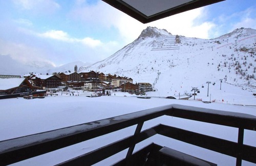 Tignes le Lac Apartment | 10m from resort center, 3rd floor, view mountain, balcony, tv, ski locker, 26m², Tignes