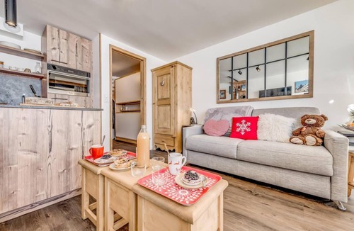 Tignes le Lac Apartment | 10m from resort center, 8th floor, view lake, balcony, tv, ski locker, 28m², Tignes