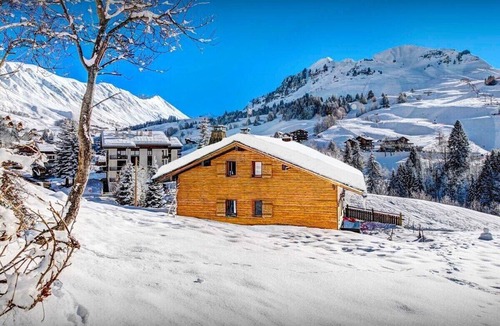 Le Chinaillon Ski Chalet | 11-person family stay near ski slopes with sauna