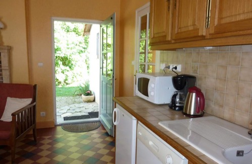Aurouer Cottage | 2-bedroom house with enclosed garden in Sologne, pets allowed