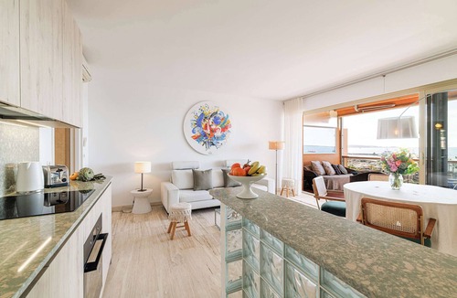 Golfe Juan Apartment | 2 bedroom with panoramic sea views, beach facing