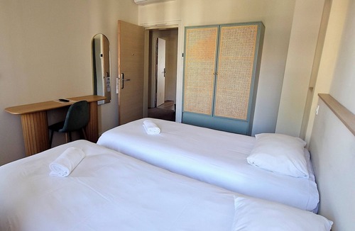 Sanary-sur-Mer Hotel | 2 Bright Coastal Single Stay Close to the Marina and Town Center