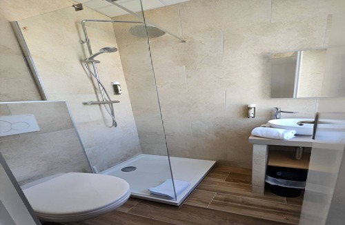 Sanary-sur-Mer Hotel | 2 Comfortable Coastal Getaway Near Beaches and Local Entertainment