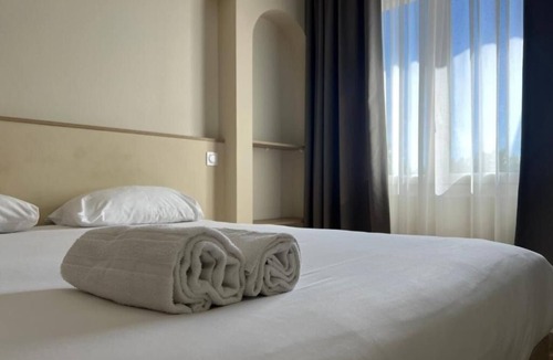 Sanary-sur-Mer Hotel | 2 Relaxing Double Room Steps from Seaside Paths and Dining Spots