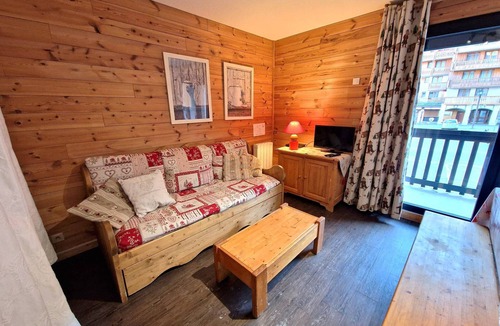 Valfrejus Apartment | 2 Rooms+Cabin, 6-8 Pers, 42m², Heart of Resort, Near Slopes, TV, DVD