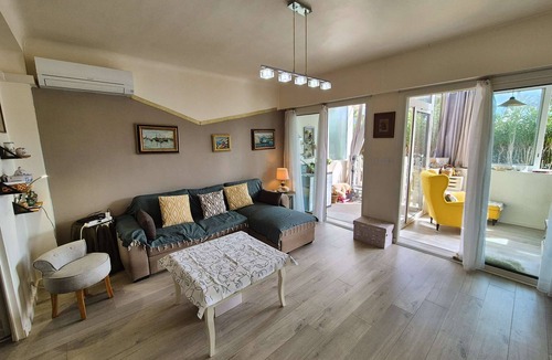 Les Sablettes Apartment | 2 rooms, WIFI, A/C, heart of les Sablettes