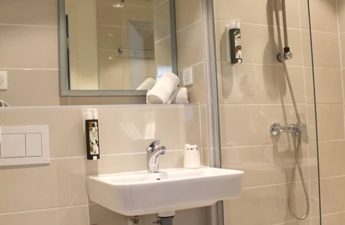 Signes Hotel | 2 Units w/Free Parking & Pool Access| Close to OK Corral - 6.1 miles