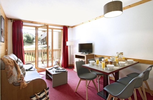 Praz-sur-Arly Apartment | 20m from resort center, swimming pool, balcony, tv, ski locker, 28m², Notre Dame de Bellecombe