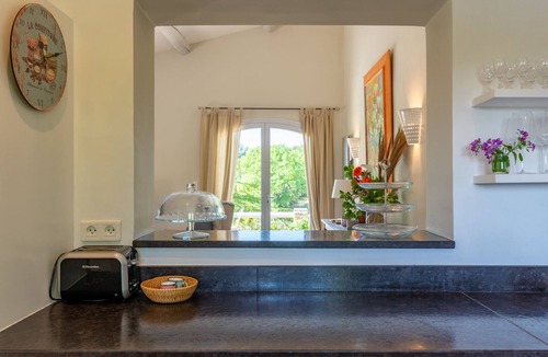 Cabrieres-d'Avignon Villa | 3 bed + villa near Gordes with air-con, pool and stunning views over the Luberon