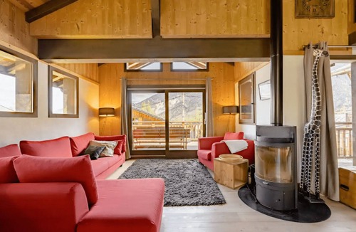 Novallay Ski Chalet | 300 m² Chalet – Nordic Hot Tub – 3 Valleys – Sleeps 12