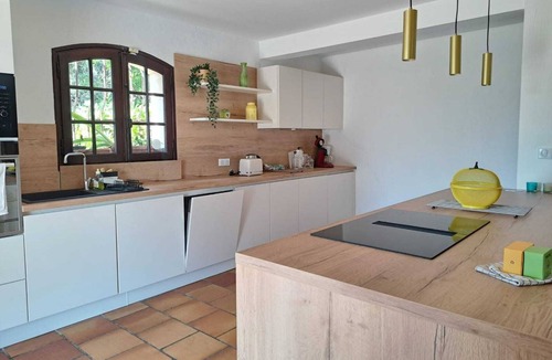 Le Cannet Villa | 4 BR Villa with Pool, Sea View, AC, Parking. - BENAKEY