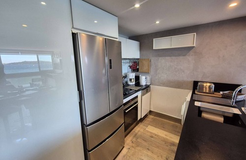 Le Brusc Apartment | 40 meters from the beach, A/C, Wi-Fi, sea view, all on foot