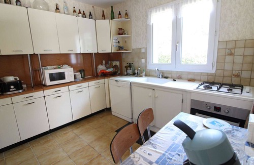 Domino House | 5-room house with large garden in Domino, sleeps 6, pets allowed