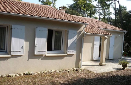 Domino House | 5-room house with large garden in Domino, sleeps 6, pets allowed
