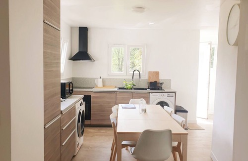 Essomes-sur-Marne House | A Cozy Cottage in a Lush Green Setting: View of the Park & Vineyards