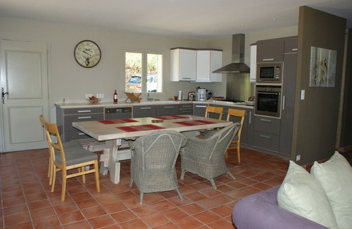 Cabrieres-d'Avignon House | A cozy home surrounded by nature, with a private pool and tennis court