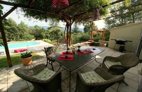 Cabrieres-d'Avignon House | A cozy home surrounded by nature, with a private pool and tennis court