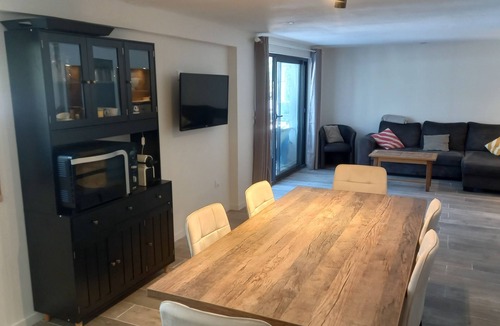 Le Verdon-sur-Mer House | A cozy retreat on the GROUND FLOOR, nestled among shops, beaches, and restaurants—with your feet right in the sand!