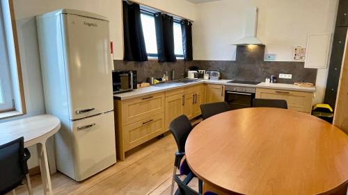 Imphy Apartment | A6 Parking Wifi 1 chambre 3 lits, 1 canapé lit 2 à 6 pers Clim Mobile Réduc à la semaine ou mois