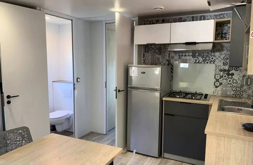Sadirac House | Acacia 3-Bedroom Mobile Home for 4 People, Air-Conditioned + TV, 2 Bathrooms