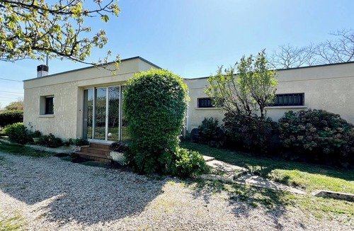 Saint-Vivien-de-Medoc Villa | Air-conditioned family home for 8 people & wooded property near the ocean and estuary