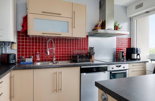 Le Bouscat Apartment | Air-Conditioned 3-Bedroom Apartment with Tennis, Garden & Leisure in Le Bouscat