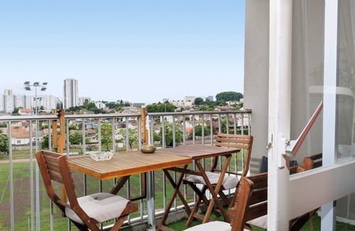 Le Bouscat Apartment | Air-Conditioned 3-Bedroom Apartment with Tennis, Garden & Leisure in Le Bouscat