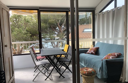 Martigues Apartment | Air-conditioned duplex cottage right on the water, with your head among the pine trees