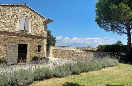 Menerbes House | Air-conditioned Mas de Ménerbes, pétanque, swimming pool & enclosed garden. Pets welcome.