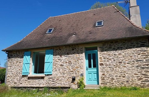 Payzac Cottage | An air-conditioned limousine surrounded by nature, complete with a pool