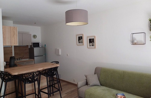 Saintes-Maries-de-la-Mer Apartment | "An Endless Summer"! Apartment with a courtyard, a 5-minute walk from the ocean.