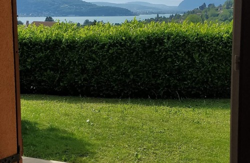 Menthon-Saint-Bernard Apartment | Apartment 10 P, private garden 400 m2, swimming pool, lake view, mountain castle,