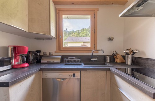 Hauteluce Apartment | Apartment 'Chalet Evasion - 13 People' with Mountain View, Shared Garden and Wi-Fi